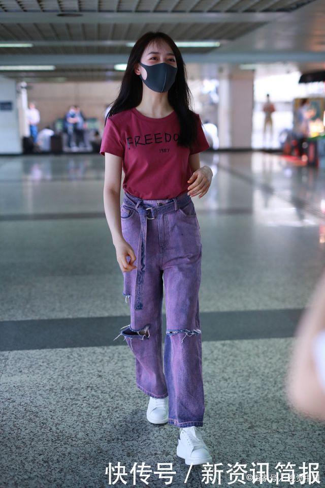 秦牛正威穿粉色T恤搭配紫色破洞牛仔裤,清新唯美,潮流又时尚
