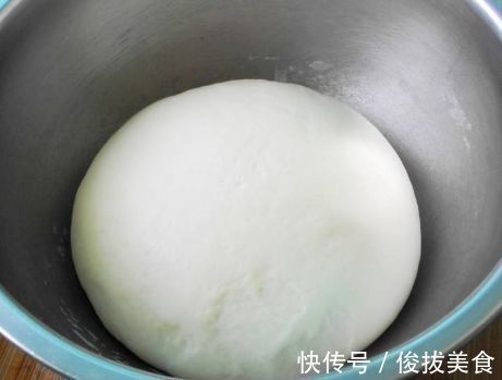 烙饼时,有人烫面有人抹油教你1招,饼松软香酥口感好,不发硬