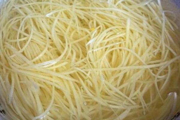 泡过土豆丝的水,解决了很多男女的大烦恼,直接倒掉太可惜了!