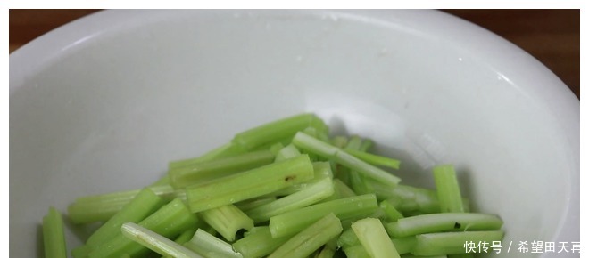 芹菜|芹菜最好吃做法,让你宁愿不吃肉,天天吃不腻,上桌就扫光!