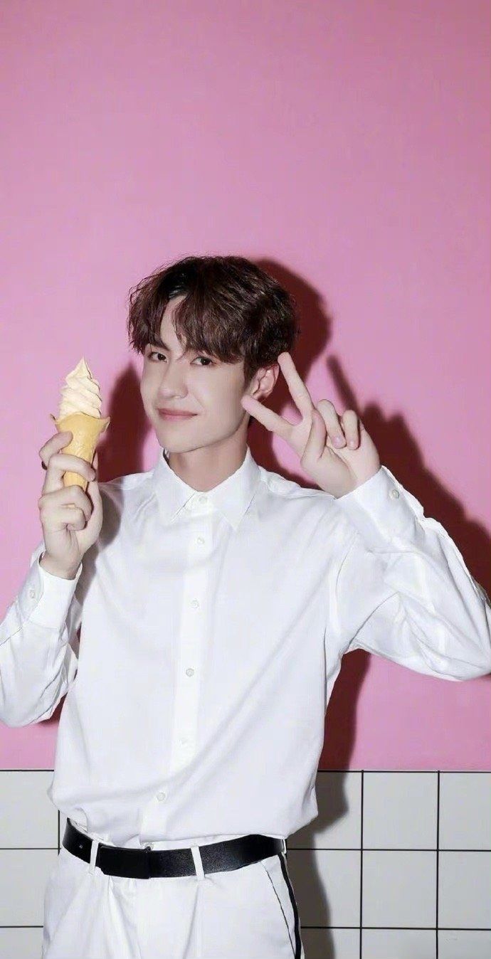 春季内搭不知穿什么？那就pick一件永不过时的白衬衫吧！