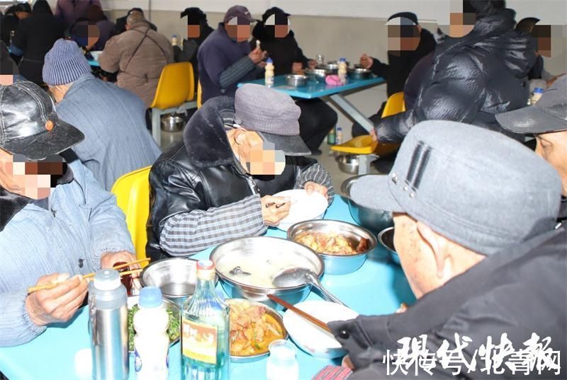 敬老院|婉拒顾客，饭店老板自带食材为百位孤老掌勺年夜饭