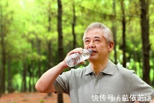 水煮青菜|过量饮水伤肾,日行万步毁关节!3个“假养生法”让身体越养越差