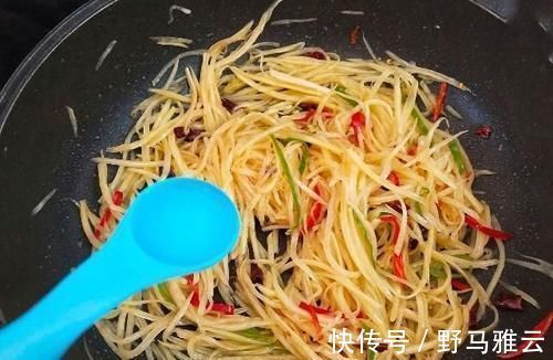 土豆丝|炒土豆丝前，别再用水冲洗了，这么做，土豆丝“响脆”还不粘锅