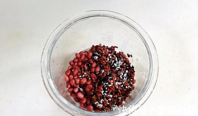 睡眠质量|5种红色食材熬成粥,营养滋补,很适合秋天喝的一道甜粥