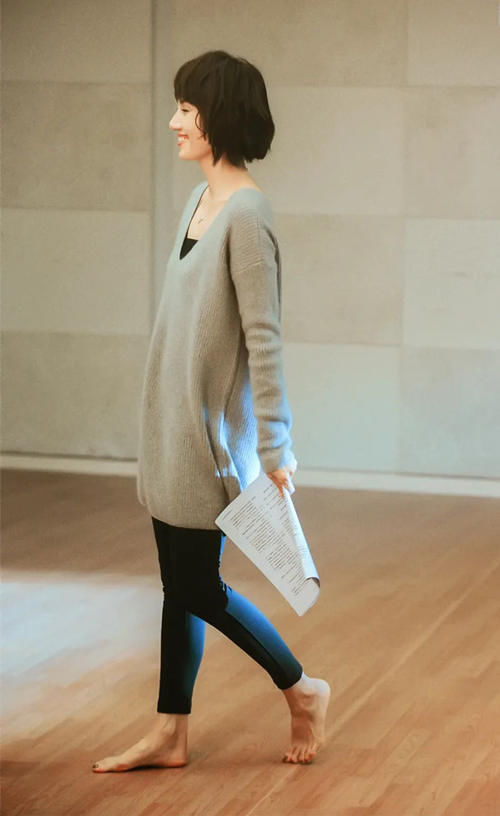 她才是《流金岁月》的最大惊喜，穿衣简单不复杂，气质不输年龄