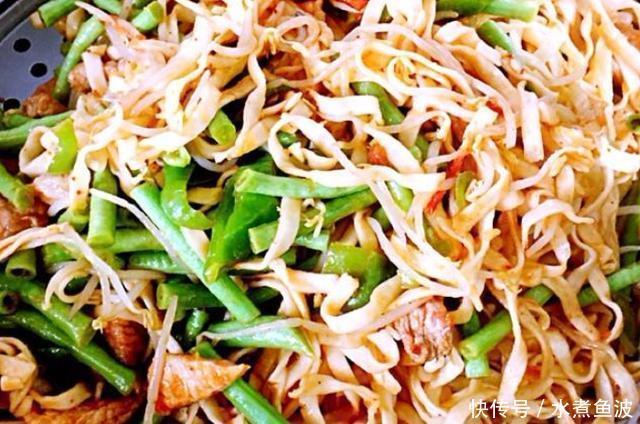 挂面别再煮着吃了，加点白菜五花肉上锅一焖，面条劲道入味特好吃