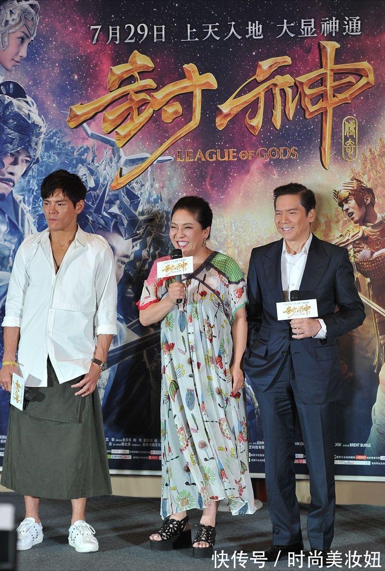 鲜亮感|向太“中年发福”也不油腻,穿印花连衣裙亮相,挡不住的贵妇感