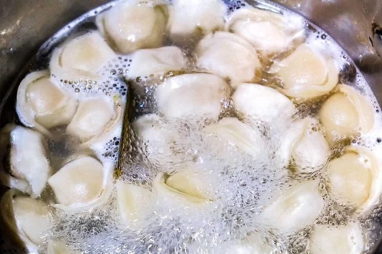 煮饺子,到底要不要盖锅盖很多人做错,难怪饺子老破皮