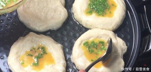 两个鸡蛋,一碗面粉,不用揉面,筷子搅一搅,孩子嚷着还没吃够!