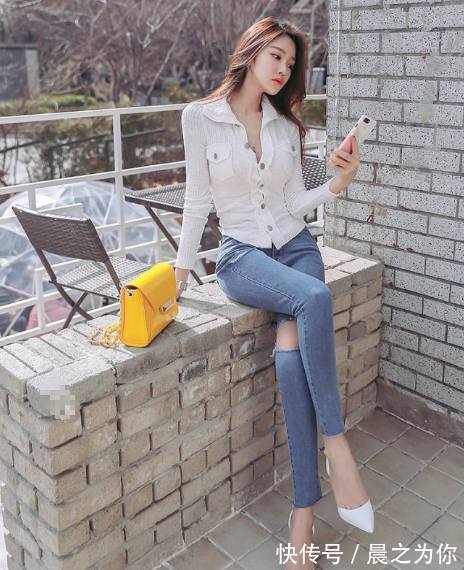 s型曲线 气质小姐姐搭配牛仔裤,尽显窈窕的身姿,太好看了