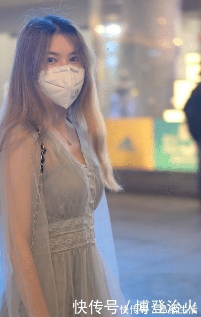 轻纱|街拍:身穿仙女裙的小姐姐,半透轻纱太优雅,微卷长发显气质