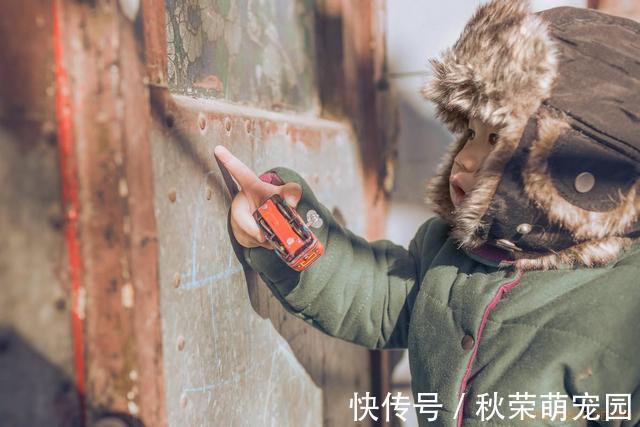 卫生巾|小学女生跟男生吵架,遇上初次月经!班上同学一无所知