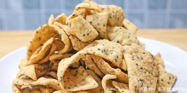 面点师偷偷告诉你,炸麻叶香酥焦脆的秘诀,原来技巧在和面上