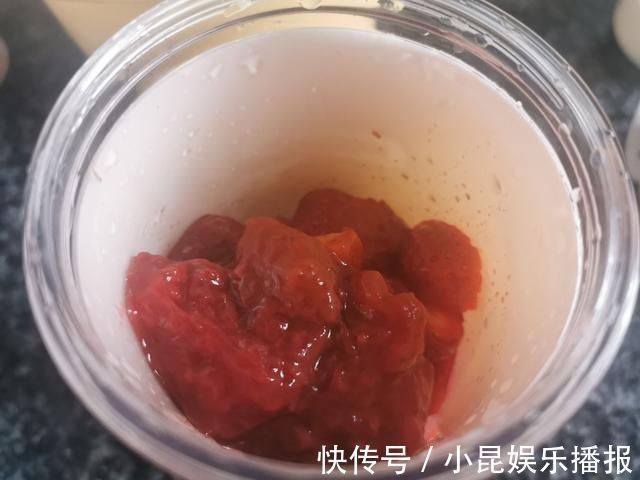 孩子在家吵着吃蛋糕,无奈之下自己动手给孩子做,孩子吃了一半