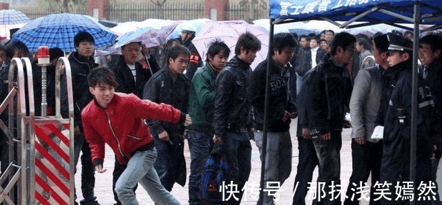 保安|富士康的员工心里有多苦看看他们在传送带上写的什么就知道了!