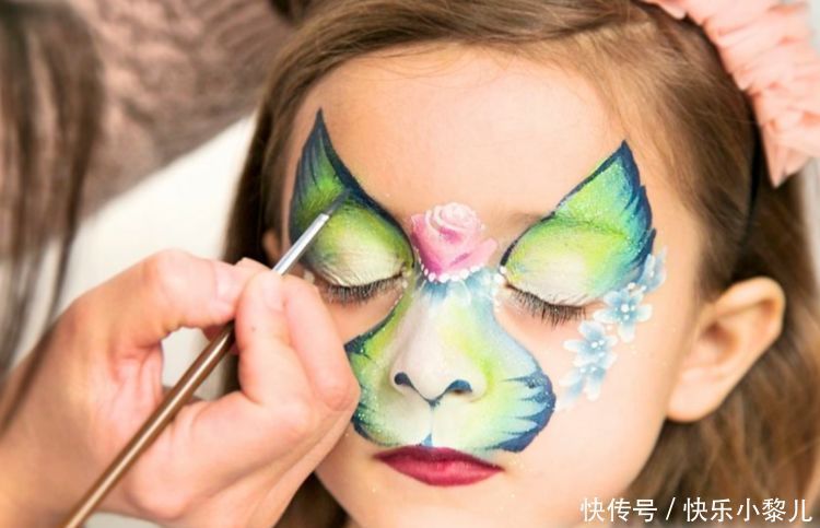 艺术家在小女孩脸上“面部彩绘”,画出来的效果,让人感到惊艳