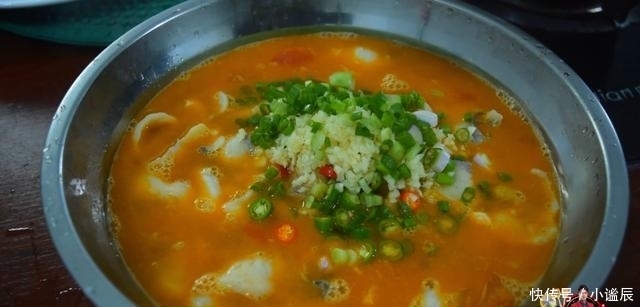 酸汤鱼的新吃法，草鱼加上3只番茄，酸辣开胃，做法还很简单！