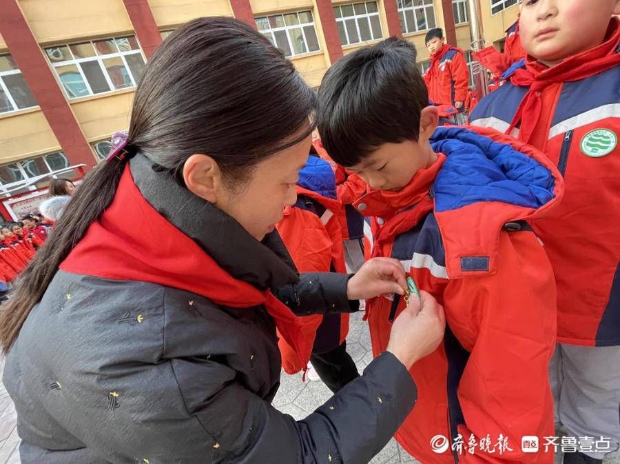 颁奖仪式|定陶区第一实验小学举行“红领巾奖章”二星章颁奖仪式