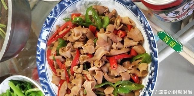 老公请发小来家里玩，我顶着高温下厨招待，上桌后觉得倍有面子！