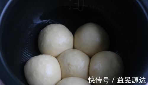 面粉别蒸馒头了,简单一做,比面包松软还好吃,做法一看就会