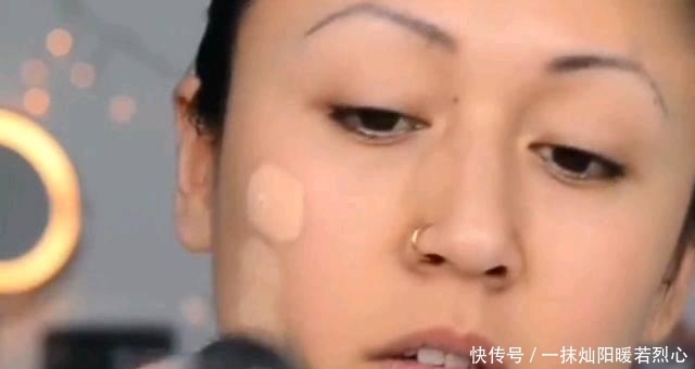 作死|“作死”女子在脸上涂抹百层粉底,结果让她后悔不已