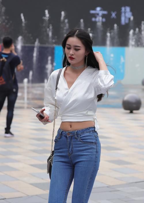 时尚|街拍小姐姐身穿的白色露脐衬衫设计,非常时尚大气