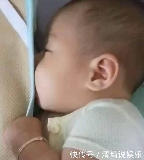嘴巴|6个月宝宝在熟睡,婆婆发现嘴巴里有问题,掀开被子后笑喷了