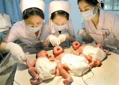 宝宝|孕妈怀胎12个月,肚子大如气球,宝宝出生后,吓坏医生和护士