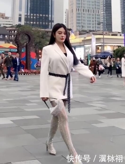 颜色|路人街拍,利用了颜色的优势,充满了修身的效果