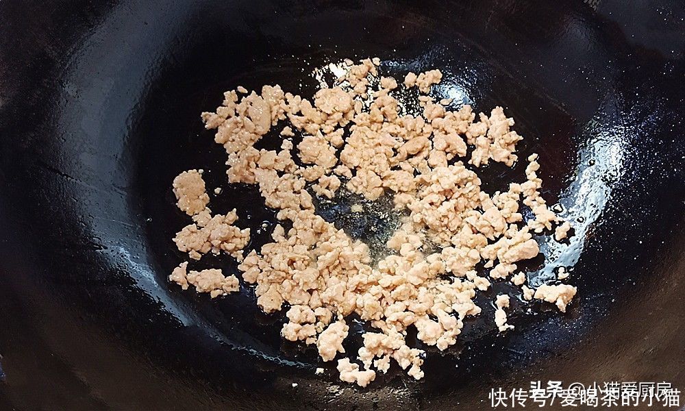 肉末|教你“肉末豆角”这么做，成菜酸甜微辣，用它来下饭相当的过瘾