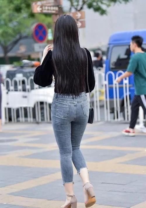 短裤 性感牛仔打底裤搭配黑色时尚上衣,百搭不出错,相当的协调和亮眼