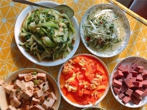 同事生日请客吃饭，菜上齐后我很无语，一桌菜还没我买的蛋糕贵！