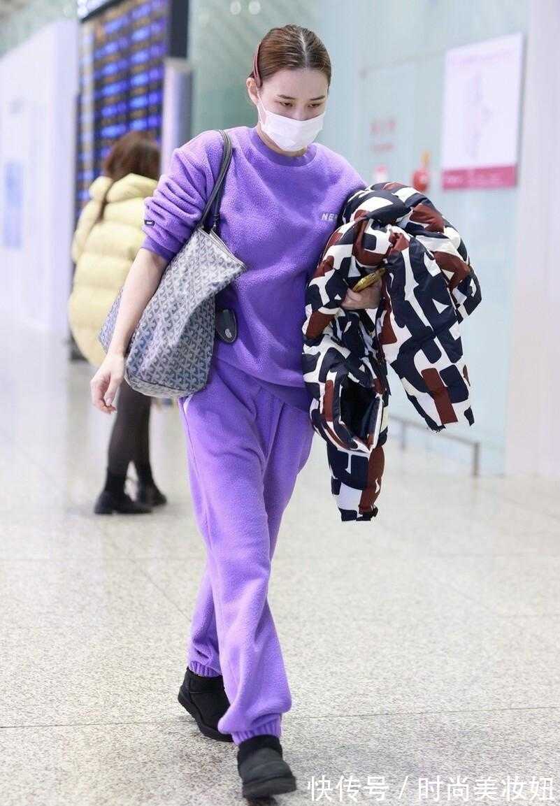 舒适感|何超莲真没“豪门千金”架子,穿紫色运动装走机场,气质仍出众