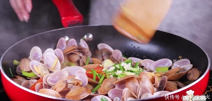 花甲|教你一个炒花甲的家常做法,锅里加点它又香又下饭,上桌就抢光了