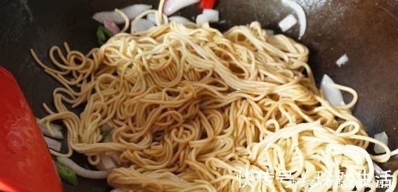 饭店厨师教你炒面做法，步骤很简单，面条不起坨不粘，劲道好吃