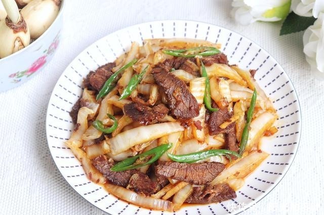 家常|家常小炒白菜帮炒腊牛肉,口感脆爽微甜,牛肉入味软烂浓郁