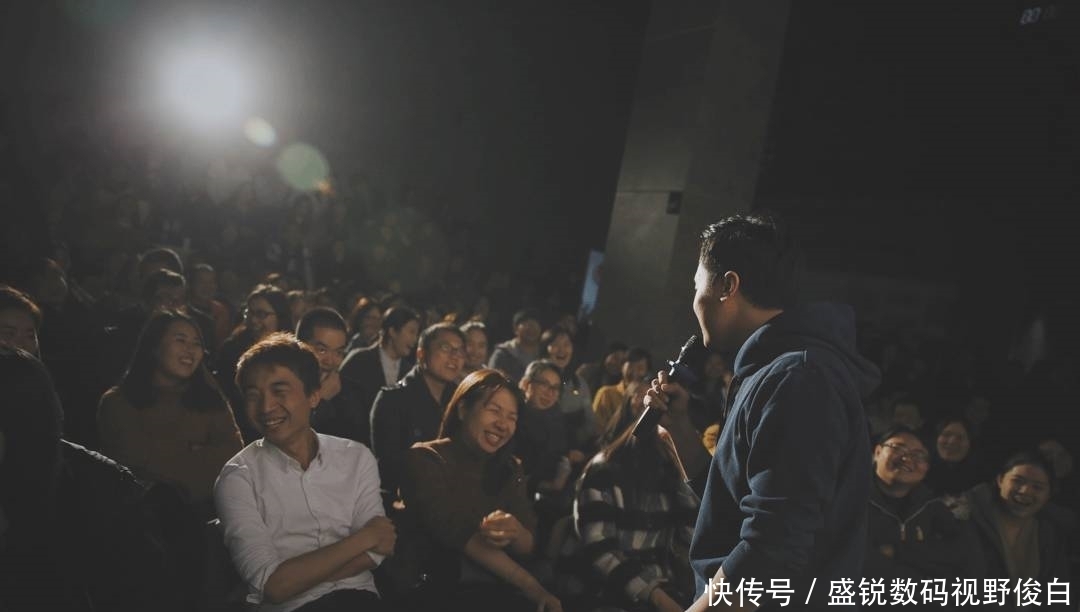 脱口秀|文笔温柔表演成熟 宋万博“看呐，这人”脱口秀内容喜感不落俗套