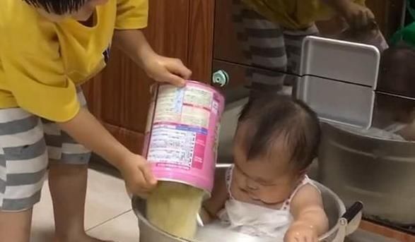 哥哥|哥哥趁父母不在,把弟弟放锅里“炖”,被发现时宝宝已被“腌制”