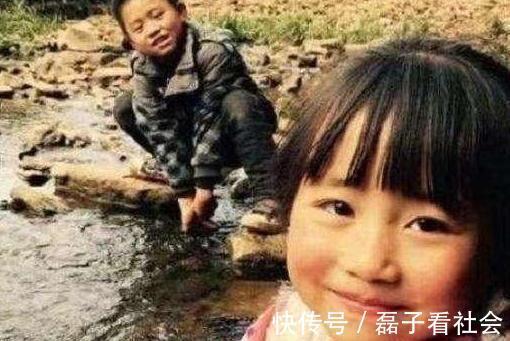 张迪|变形计:富二代考上大学后回农村看妹妹,拍了合照,女孩表情真实