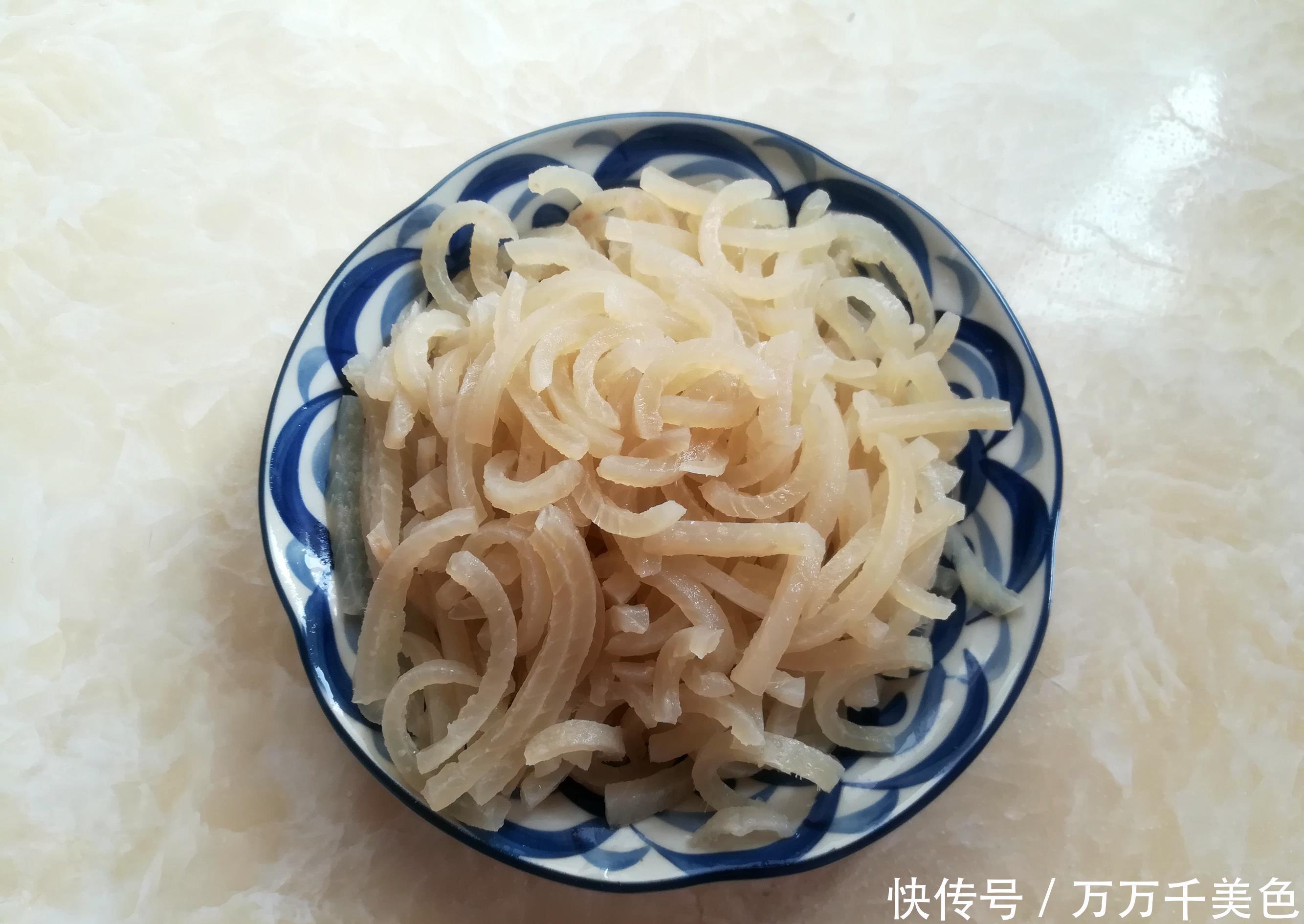 阿胶|女人吃猪蹄吃阿胶,都不如吃它,每天坚持吃几块,滋润皮肤有光泽