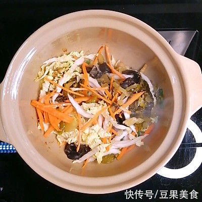 #我心中的冬日限定#冬日里的开胃美食——酸菜肥牛揪面片