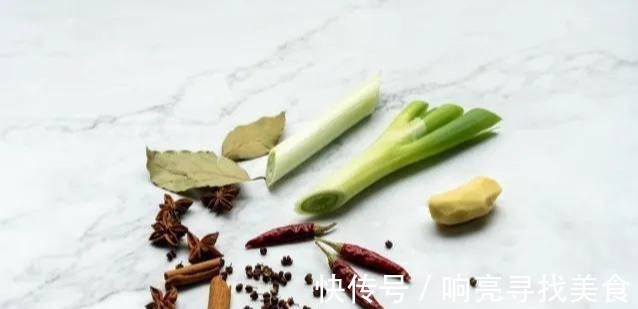 做羊汤时并不是什么料都放，几种调料即可，做出的羊汤更美味！