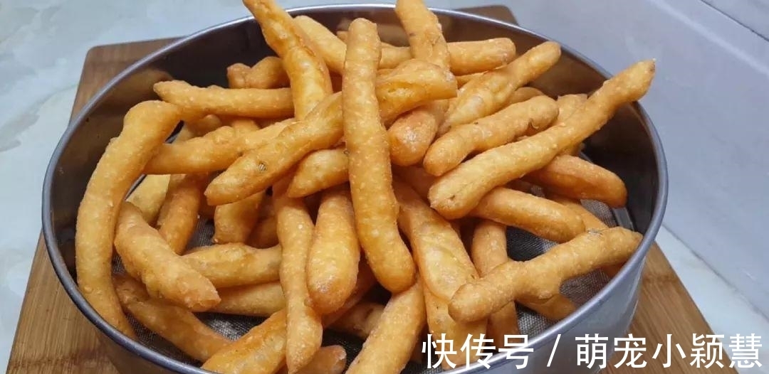 茴香|1斤面粉,2个鸡蛋,筷子搅一下,教你做创意小油条,比麻花好吃十几倍