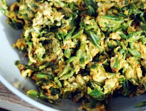 春天的这菜是个宝，马路边摘一袋子，炒鸡蛋蒸着吃都行，特鲜