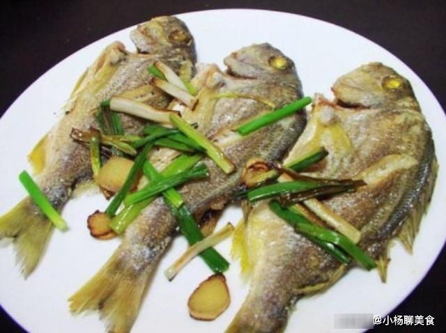煎鱼时，冷油下锅好还是热油下锅好？记住这步，鱼皮不破不粘锅