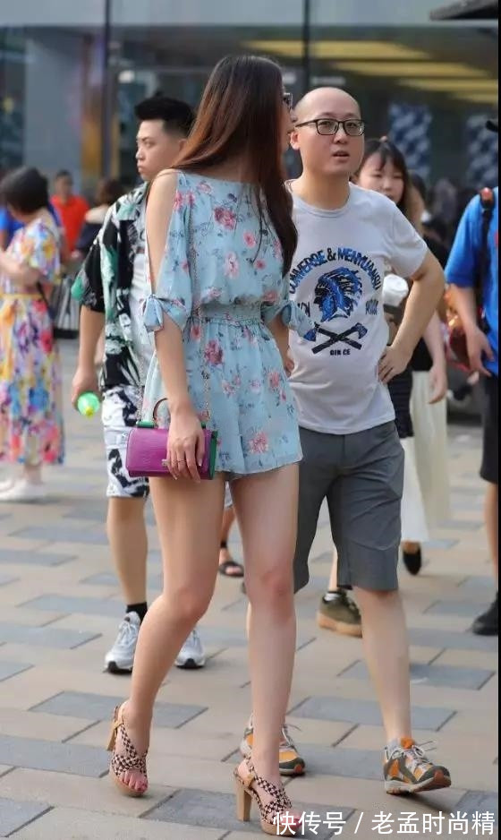 美少妇|街拍: 穿碎花套装短裙的性感美少妇, 性感大长腿, 老公好有福气啊