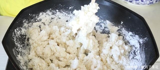  打烙饼时，有人用温水煮有人用开水，厨师的这种做法才柔软