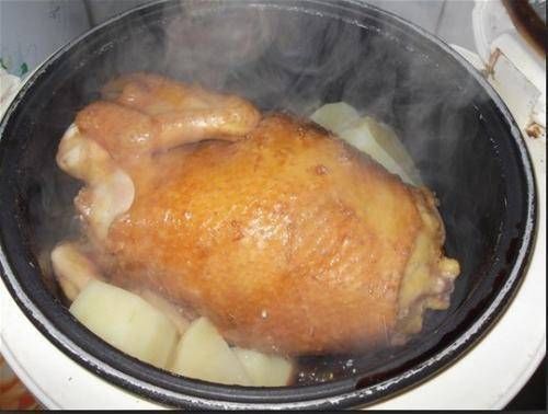 鲜香|把鸡丢入电饭煲，一滴水都不加，简单一炖，嫩滑鲜香，全家抢着吃