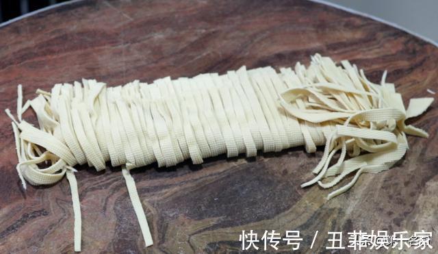 韭菜|韭菜和它是天生一对,宁愿少吃肉,也别放过这道菜,5块钱炒一盘